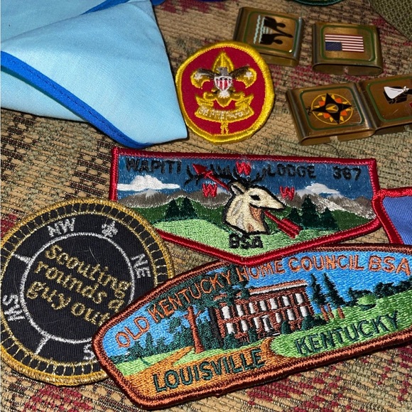 Very large lot of Boy Scout items, belts, patches, neck scarves - Picture 7 of 8